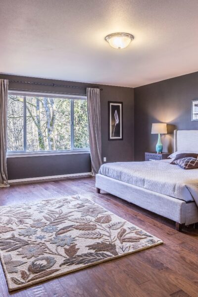 here are some useful tips to decorate your bedroom stylishly